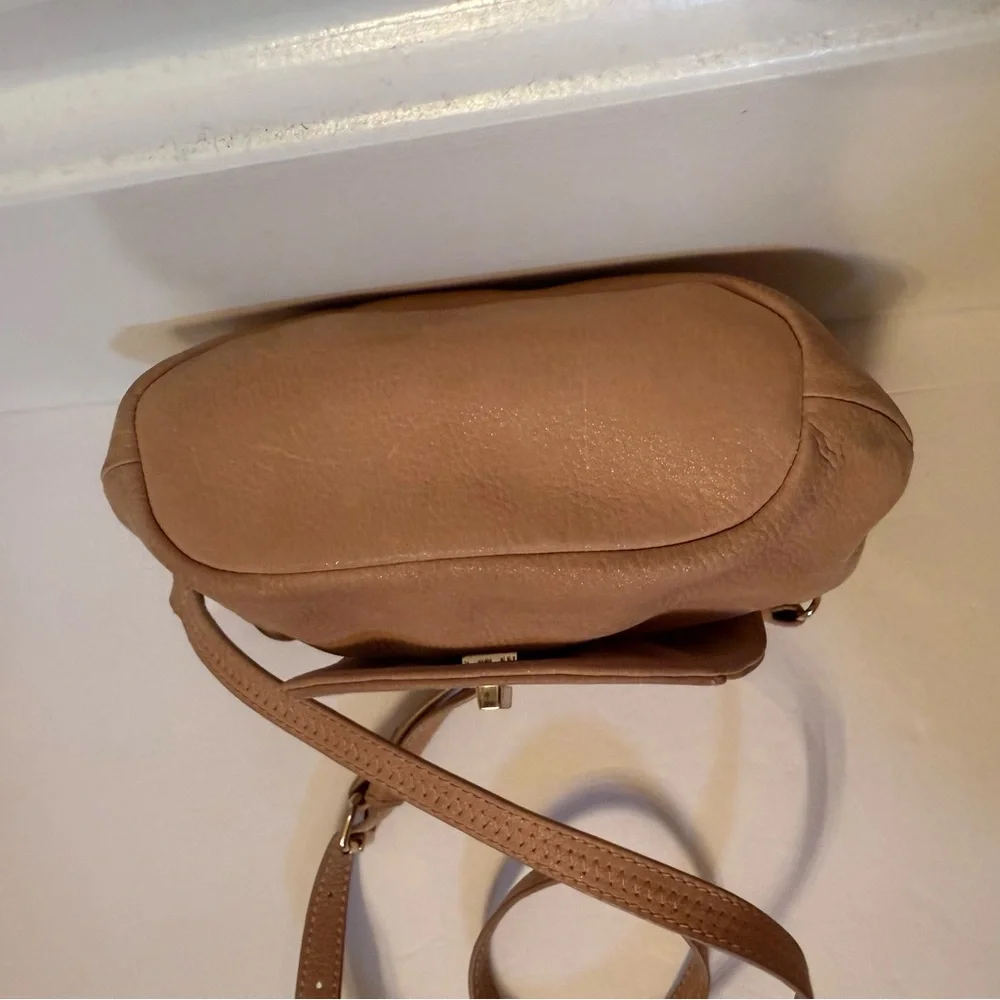 VINCE CAMUTO BAG CROSSBODY TAN LEATHER SHIMMER GOLD TONE HARDWARE FLAP CLOSE